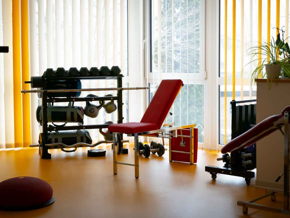 Bank mit Regal und Gewichten vor dem Fenster