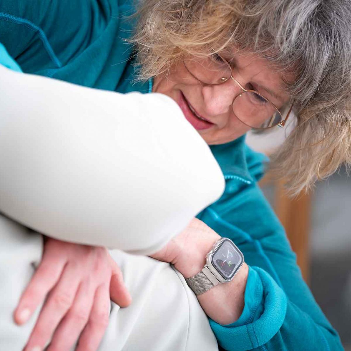 Sonja Schröder umarmt und drückt andere Person