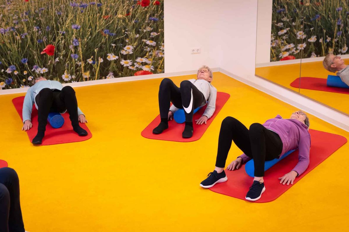 Gruppe liegt auf Matten