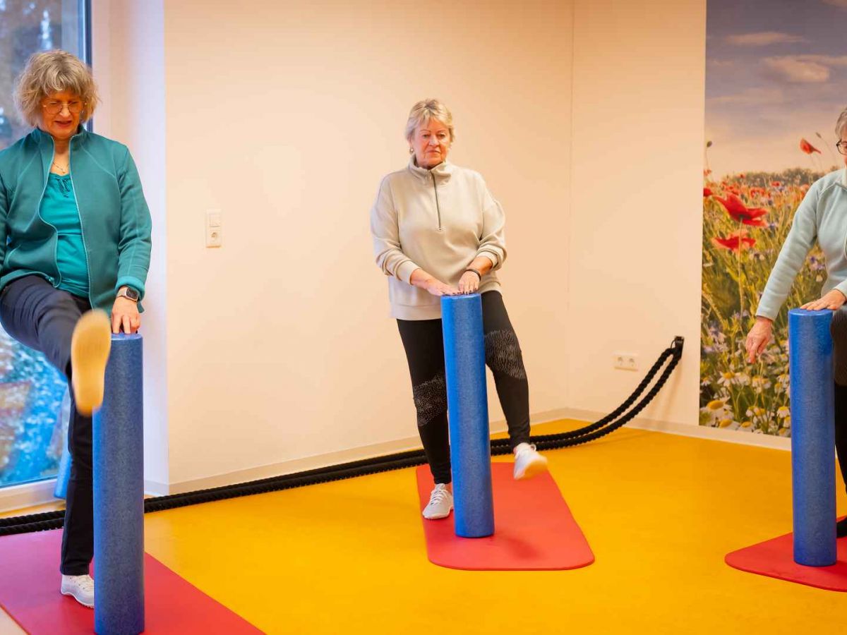 3 Frauen machen Fitness im Raum