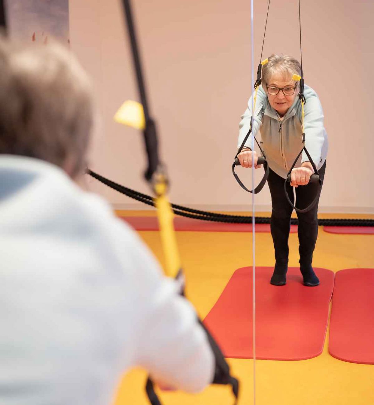 Fitnessübung an Bändern Dame