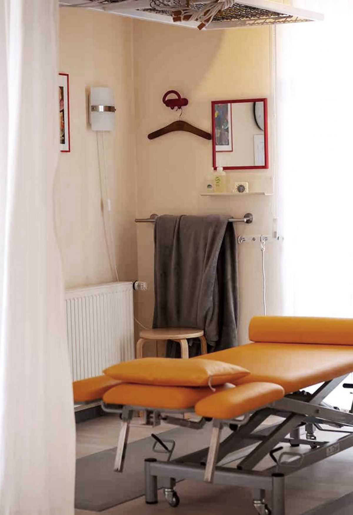 Orange Massageliege im Raum