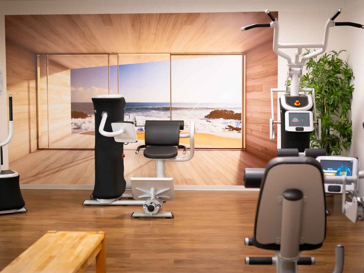 Fitnessraum mit verschiedenen Trainingsgeräten