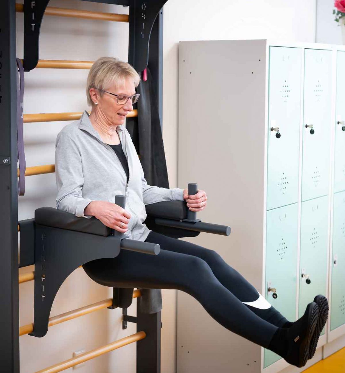 Ältere Dame Trainiert am Gerät