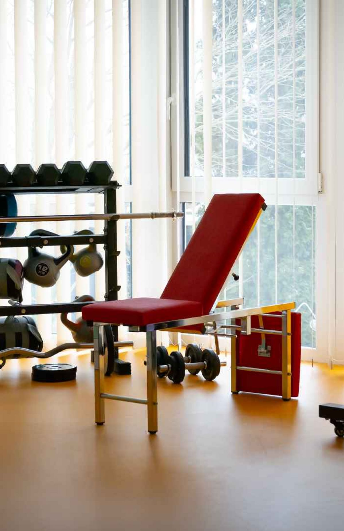 Trainingsbank und Gewichte vor Fenster