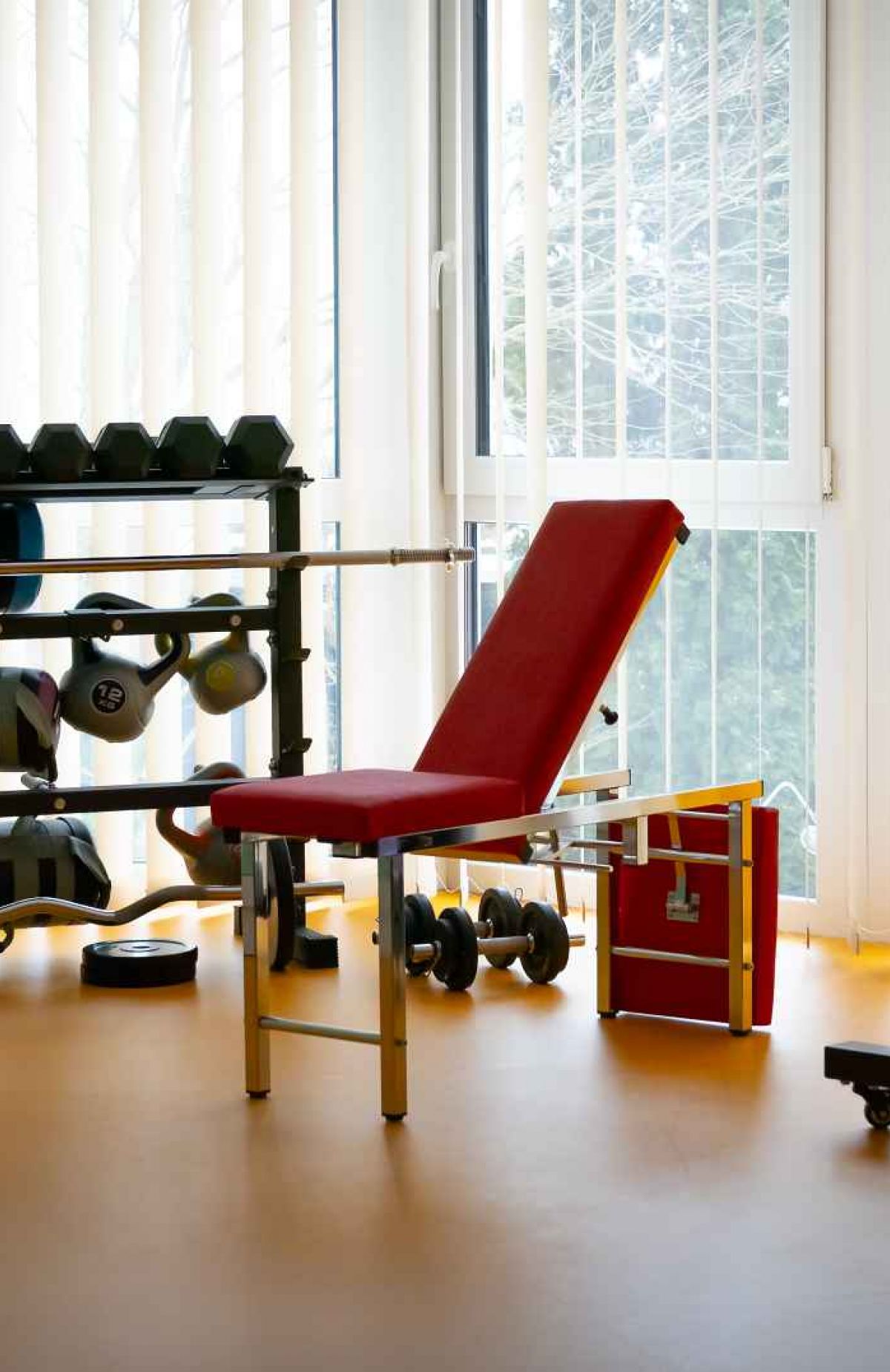 Trainingsbank und Gewichte vor Fenster